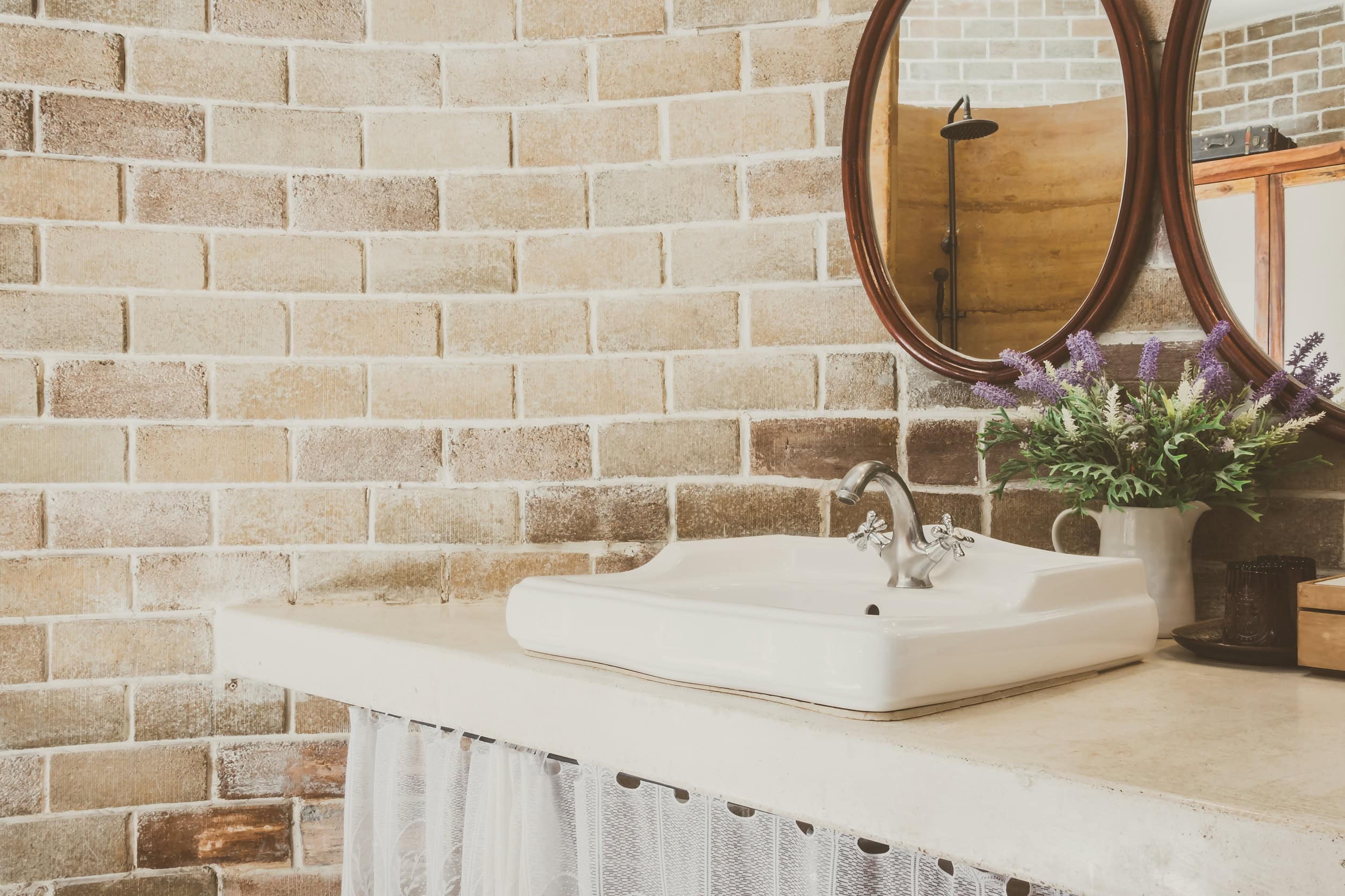Brick bathroom backsplash retro